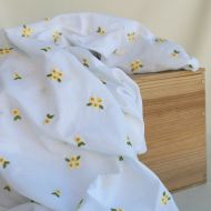 Floralie - Voile de coton blanc broderies petites fleurs jaunes