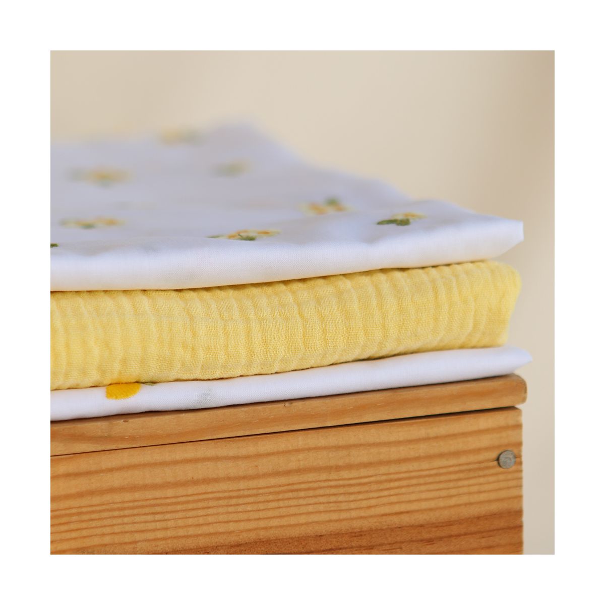 Floralie - Voile de coton blanc broderies petites fleurs jaunes Floralie - Voile de coton blanc broderies petites fleurs jaunes