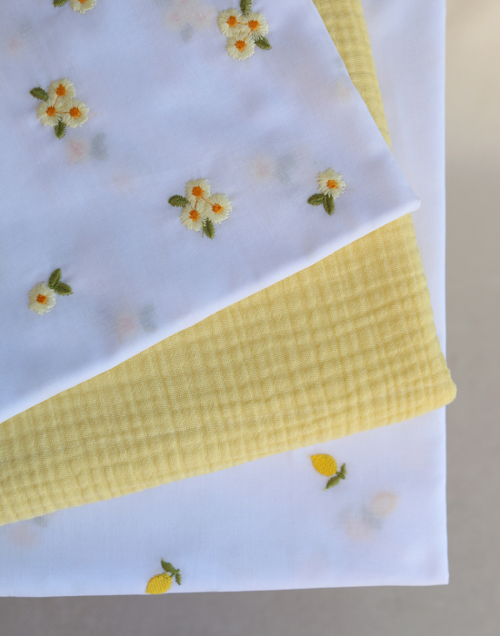Floralie - Voile de coton blanc broderies petites fleurs jaunes