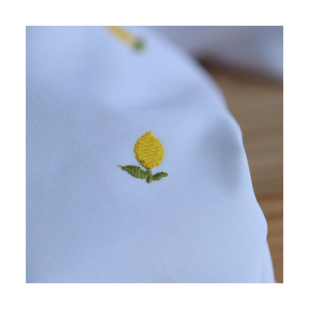 Basile - Voile de coton blanc broderies petits citrons Basile - Voile de coton blanc broderies petits citrons