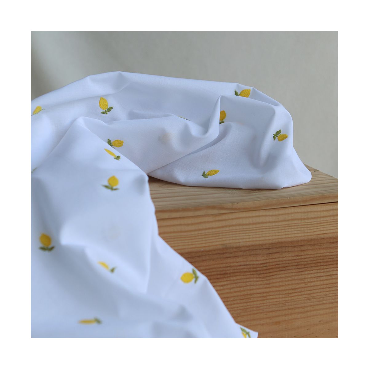 Basile - Voile de coton blanc broderies petits citrons Basile - Voile de coton blanc broderies petits citrons