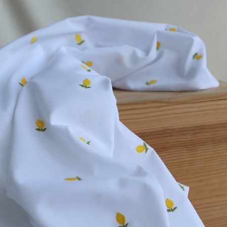 Basile - Voile de coton blanc broderies petits citrons Basile - Voile de coton blanc broderies petits citrons