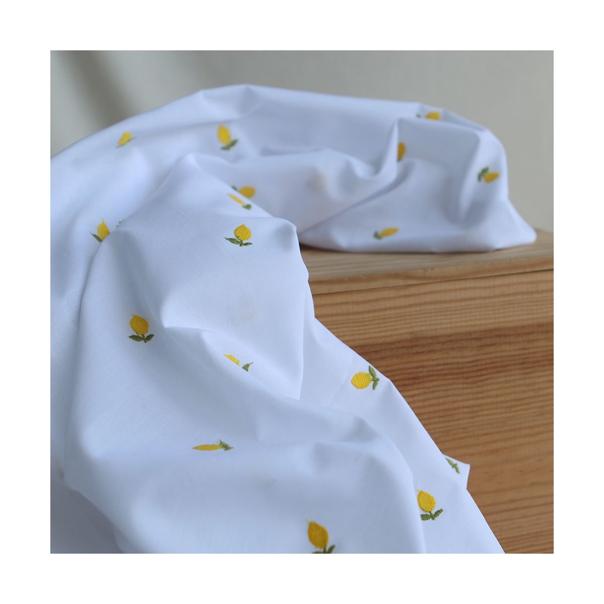 Basile - Voile de coton blanc broderies petits citrons Basile - Voile de coton blanc broderies petits citrons