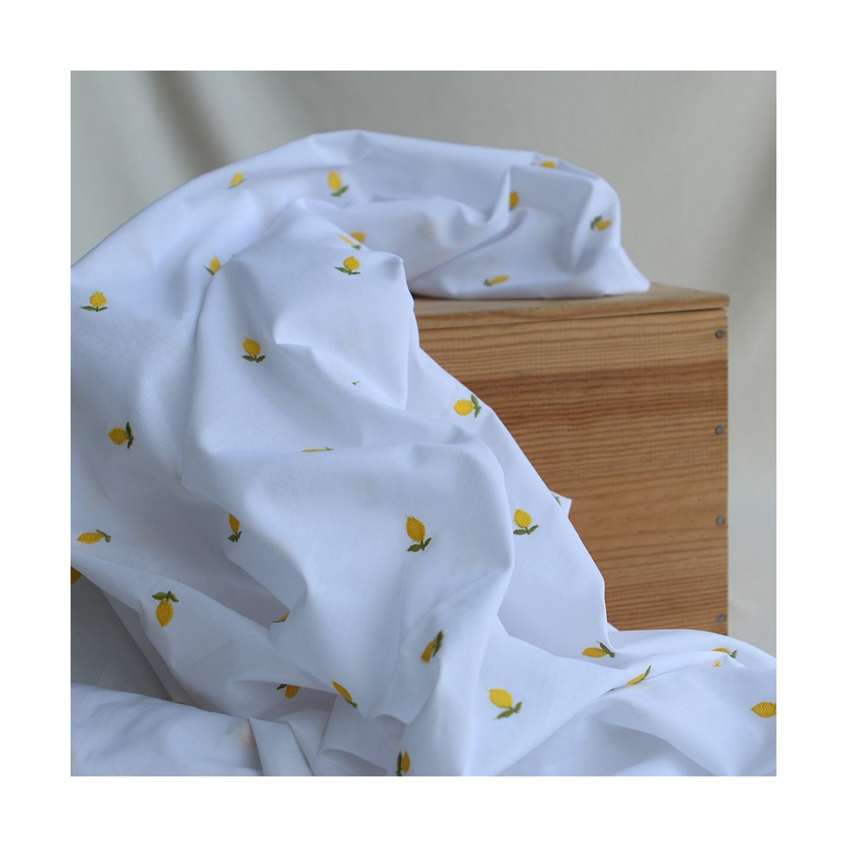 Basile - Voile de coton blanc broderies petits citrons Basile - Voile de coton blanc broderies petits citrons