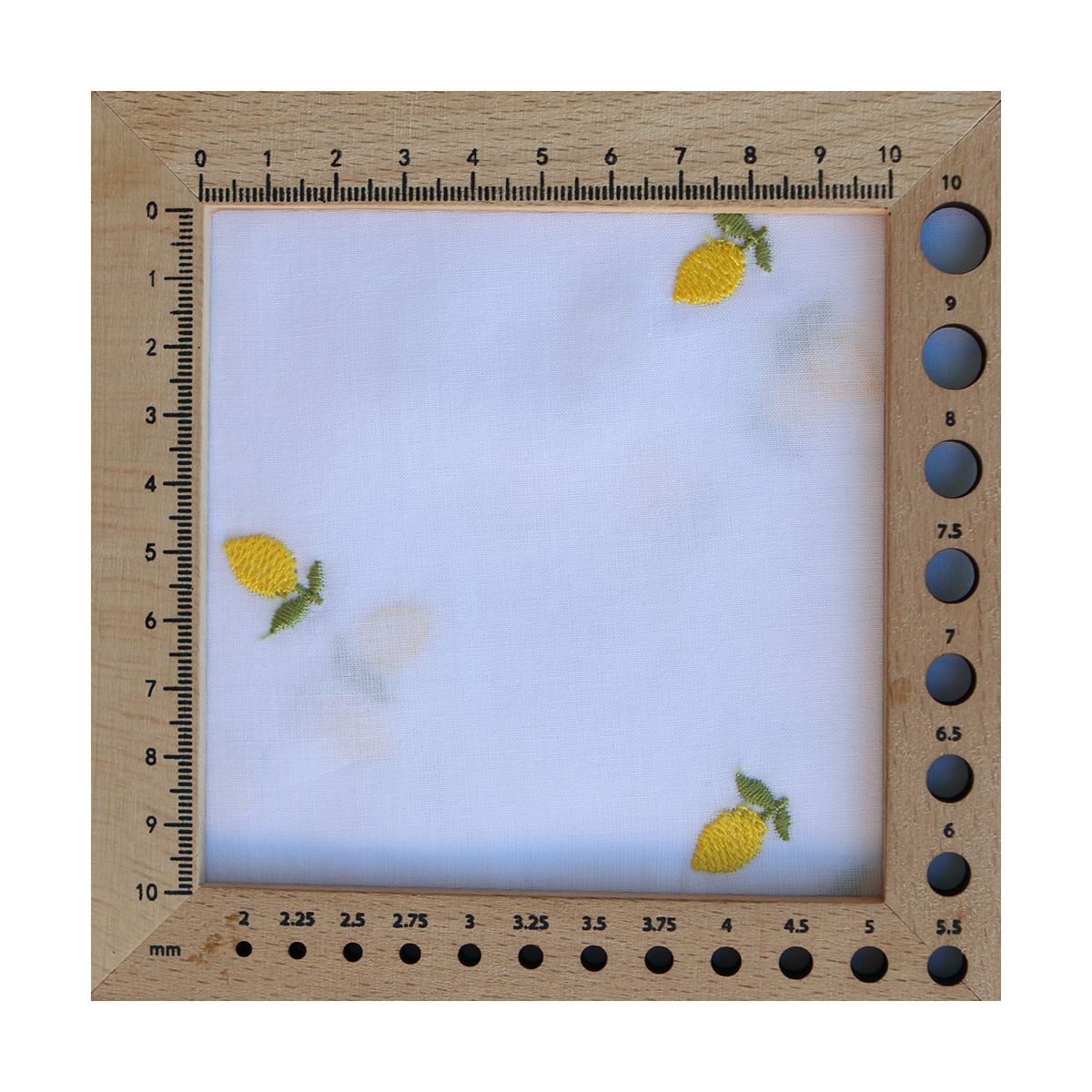 Basile - Voile de coton blanc broderies petits citrons Basile - Voile de coton blanc broderies petits citrons