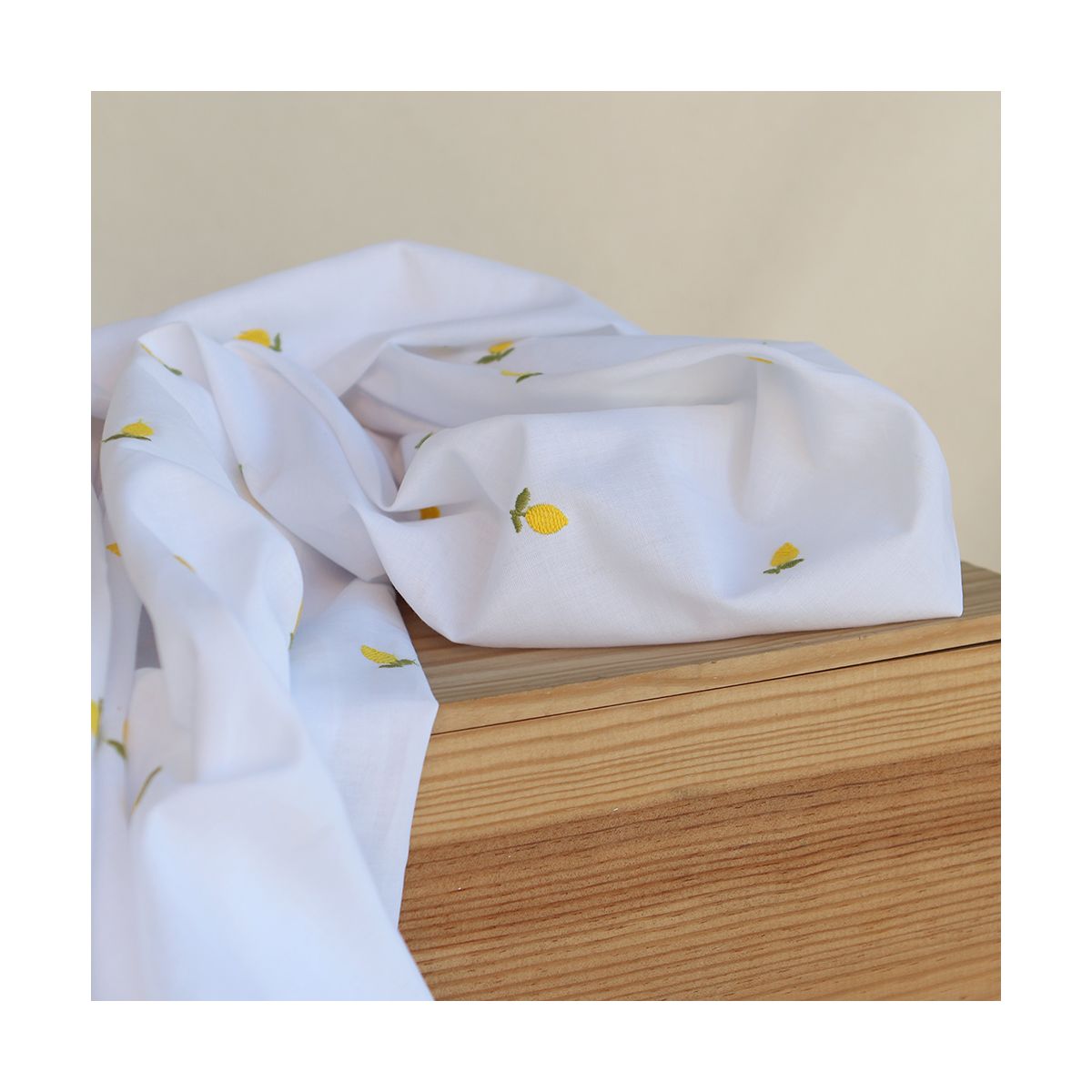 Basile - Voile de coton blanc broderies petits citrons Basile - Voile de coton blanc broderies petits citrons