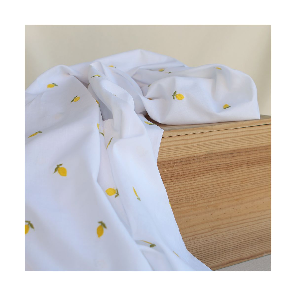 Basile - Voile de coton blanc broderies petits citrons Basile - Voile de coton blanc broderies petits citrons