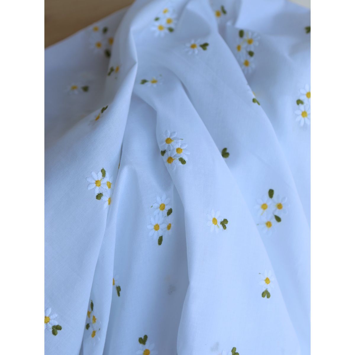 Daphné - Voile de coton blanc broderies marguerites Daphné - Voile de coton blanc broderies marguerites