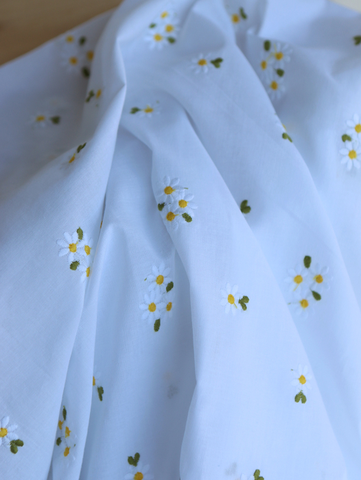 Daphné - Voile de coton blanc broderies marguerites