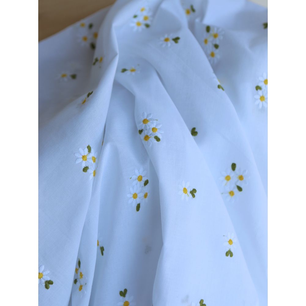 Daphné - Voile de coton blanc broderies marguerites