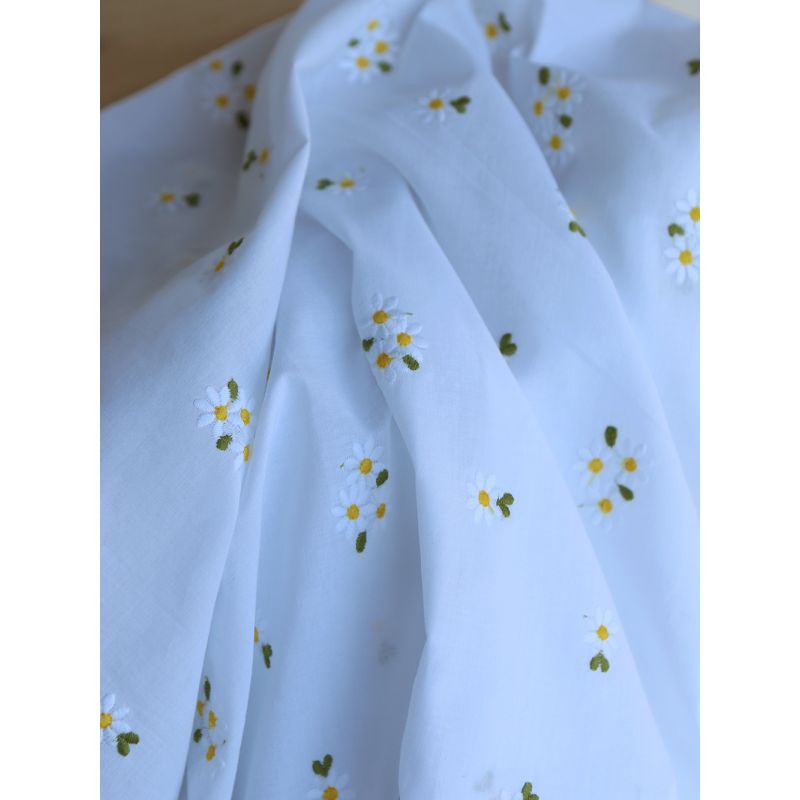 Daphné - Voile de coton blanc broderies marguerites