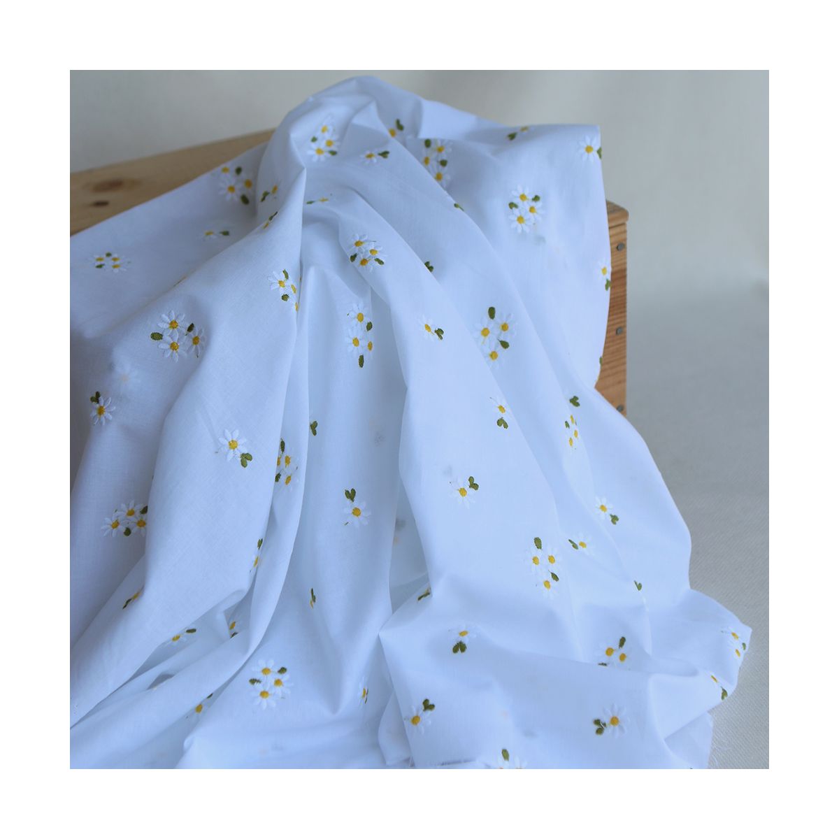 Daphné - Voile de coton blanc broderies marguerites Daphné - Voile de coton blanc broderies marguerites