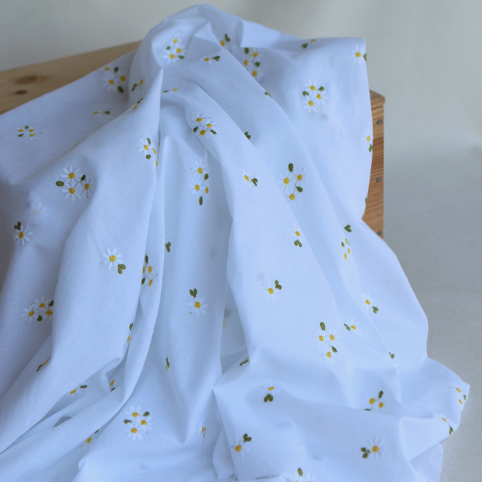 Daphné - Voile de coton blanc broderies marguerites
