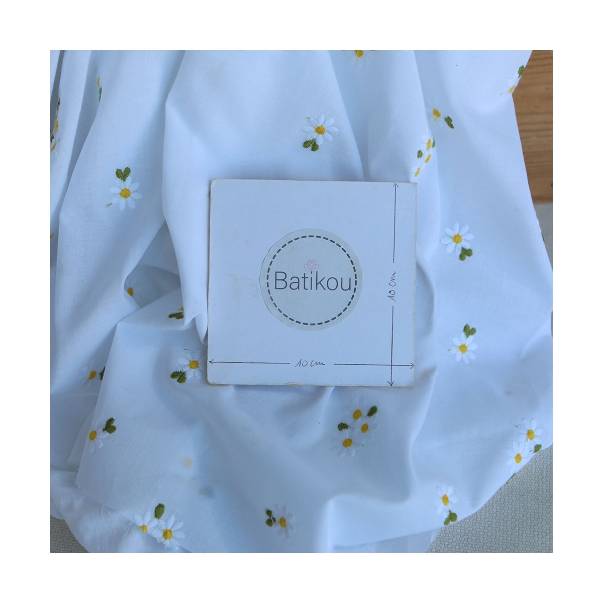 Daphné - Voile de coton blanc broderies marguerites Daphné - Voile de coton blanc broderies marguerites