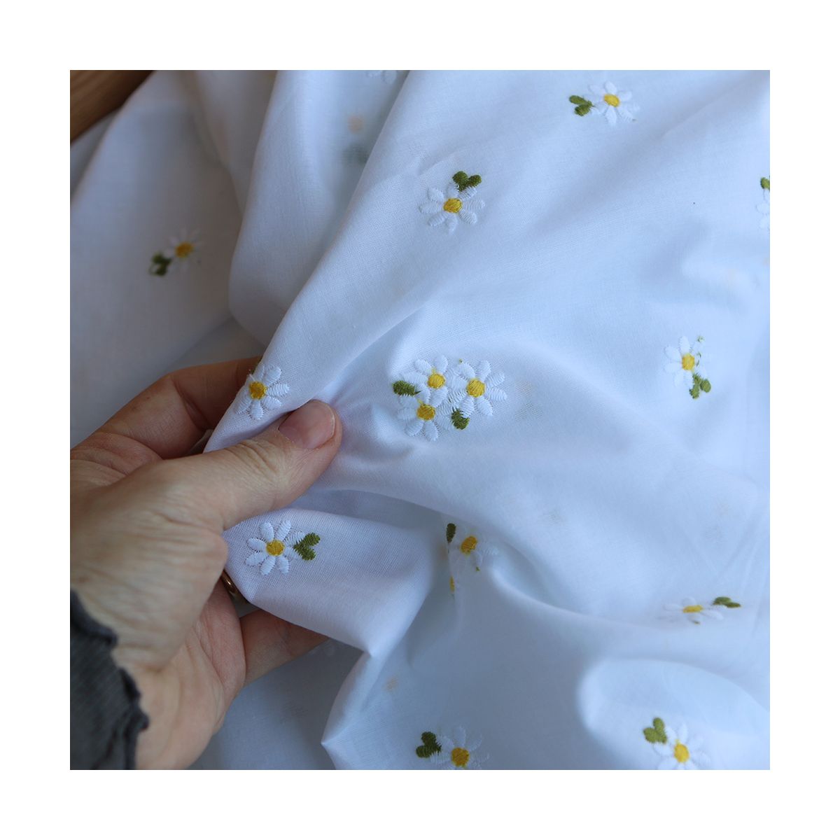 Daphné - Voile de coton blanc broderies marguerites Daphné - Voile de coton blanc broderies marguerites