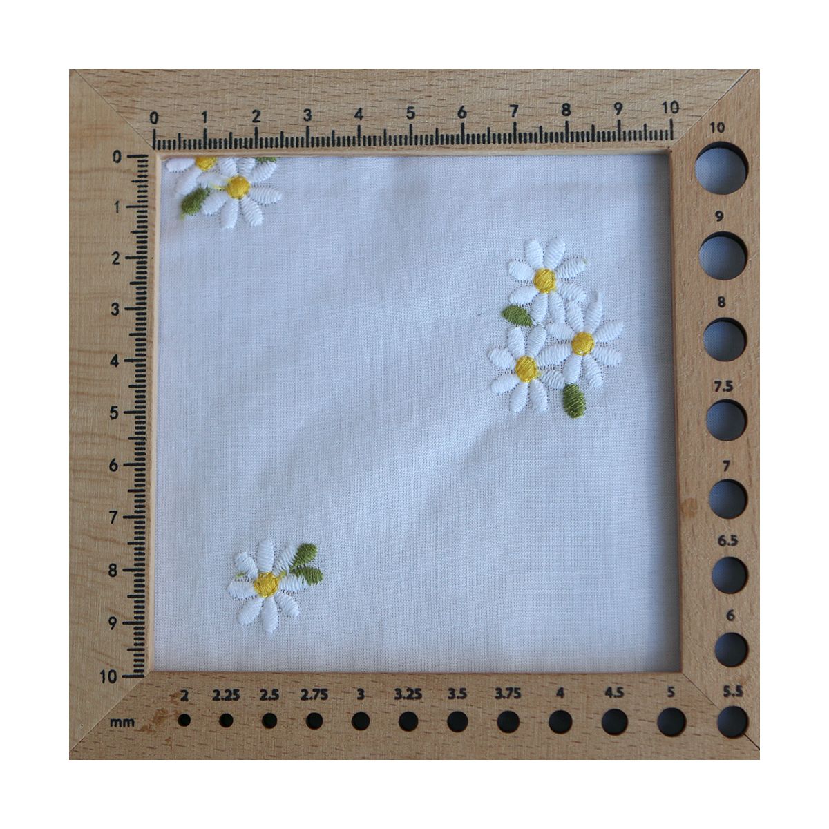 Daphné - Voile de coton blanc broderies marguerites Daphné - Voile de coton blanc broderies marguerites