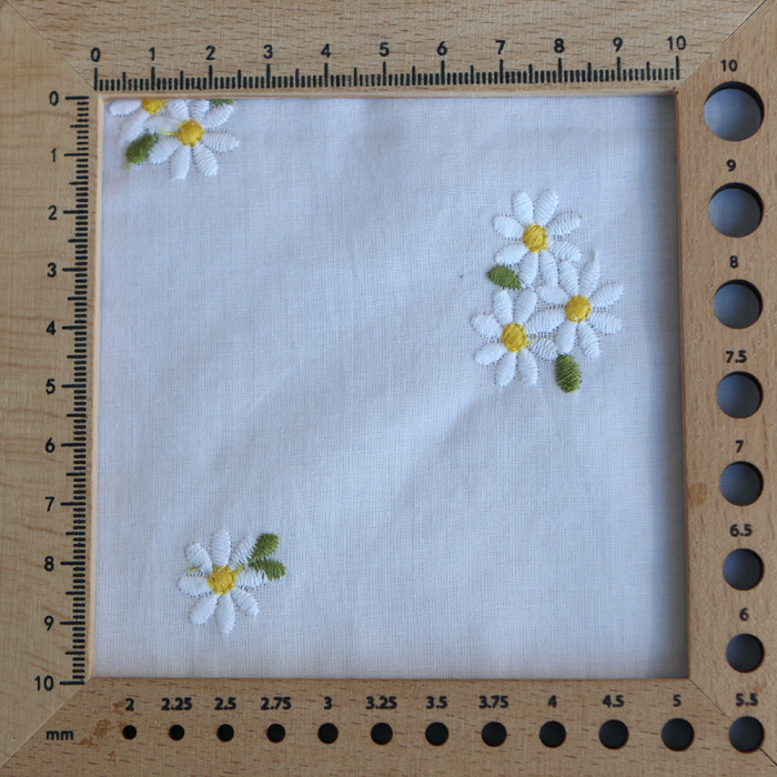 Daphné - Voile de coton blanc broderies marguerites