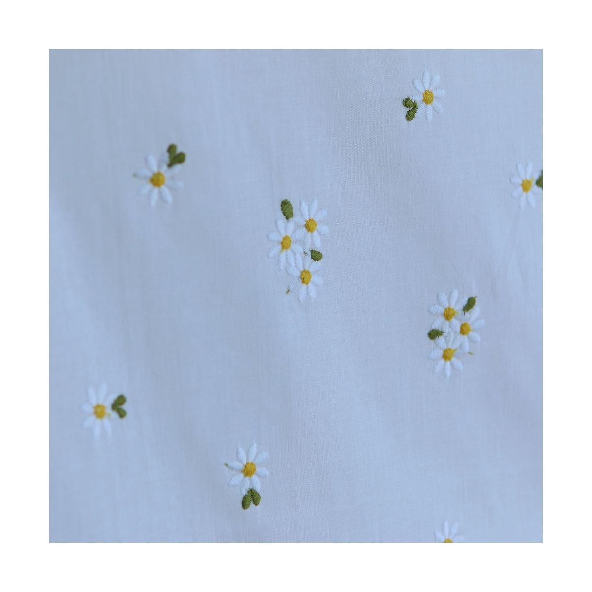 Daphné - Voile de coton blanc broderies marguerites Daphné - Voile de coton blanc broderies marguerites