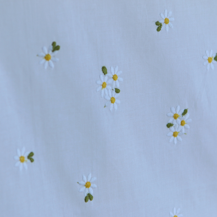 Daphné - Voile de coton blanc broderies marguerites