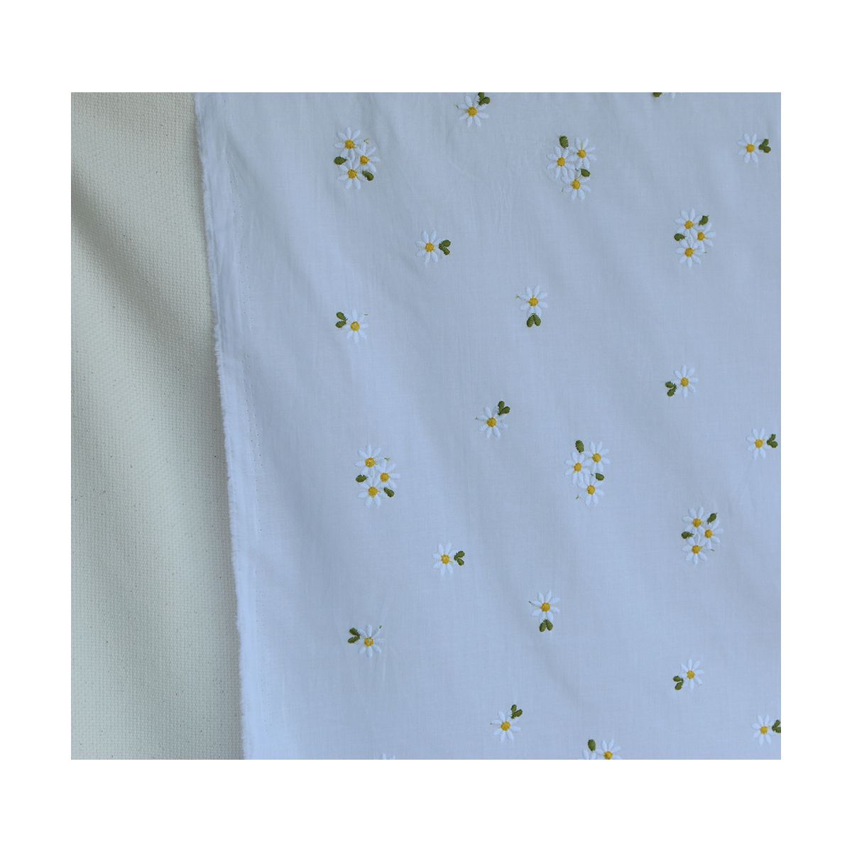 Daphné - Voile de coton blanc broderies marguerites Daphné - Voile de coton blanc broderies marguerites