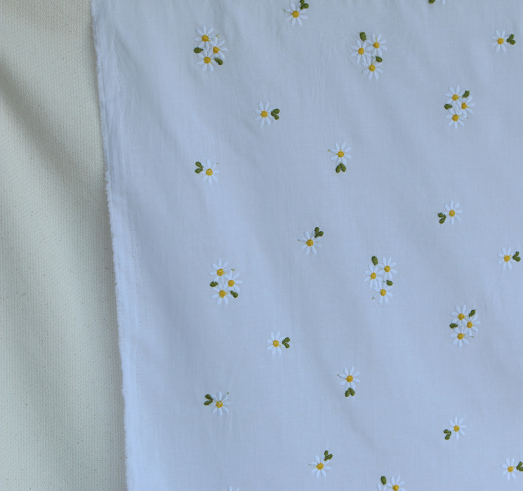Daphné - Voile de coton blanc broderies marguerites