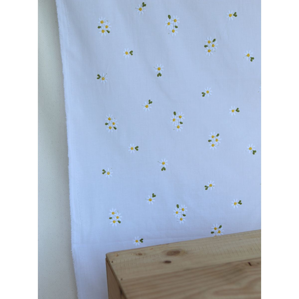 Daphné - Voile de coton blanc broderies marguerites Daphné - Voile de coton blanc broderies marguerites