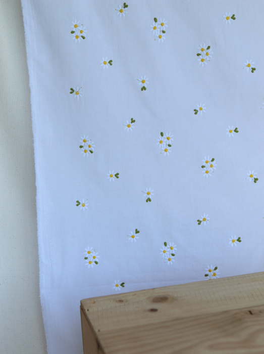 Daphné - Voile de coton blanc broderies marguerites