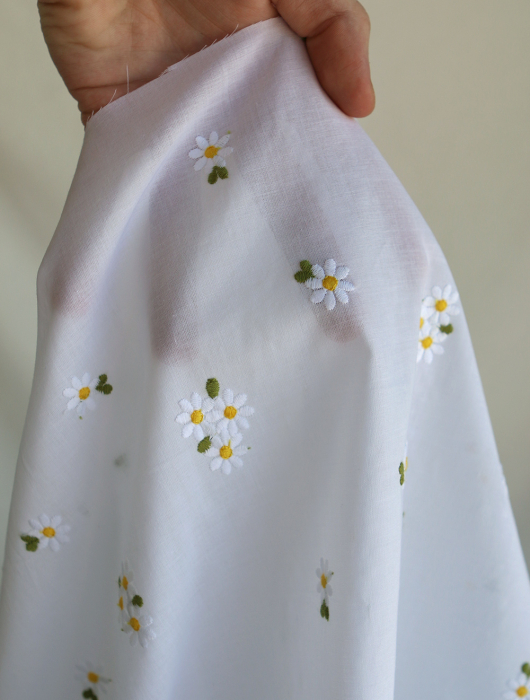 Daphné - Voile de coton blanc broderies marguerites
