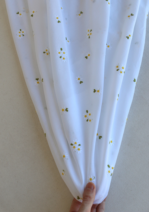 Daphné - Voile de coton blanc broderies marguerites