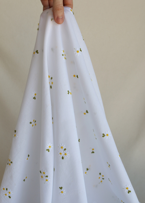 Daphné - Voile de coton blanc broderies marguerites