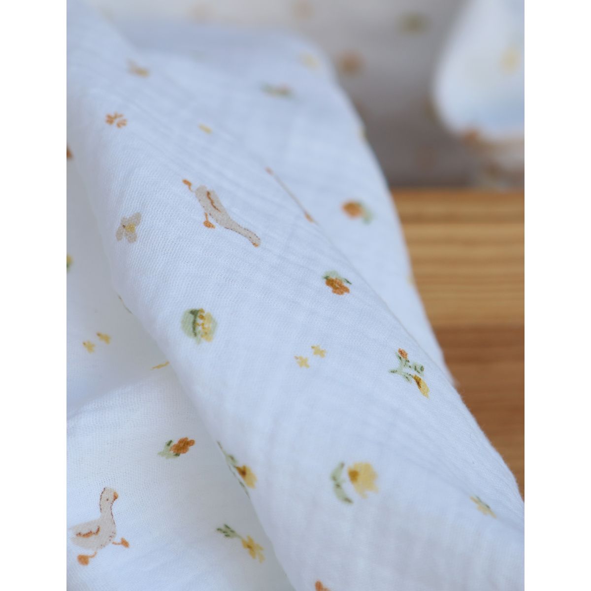 Octave - Double gaze de coton BIO blanc motif petites oies Octave - Double gaze de coton BIO blanc motif petites oies