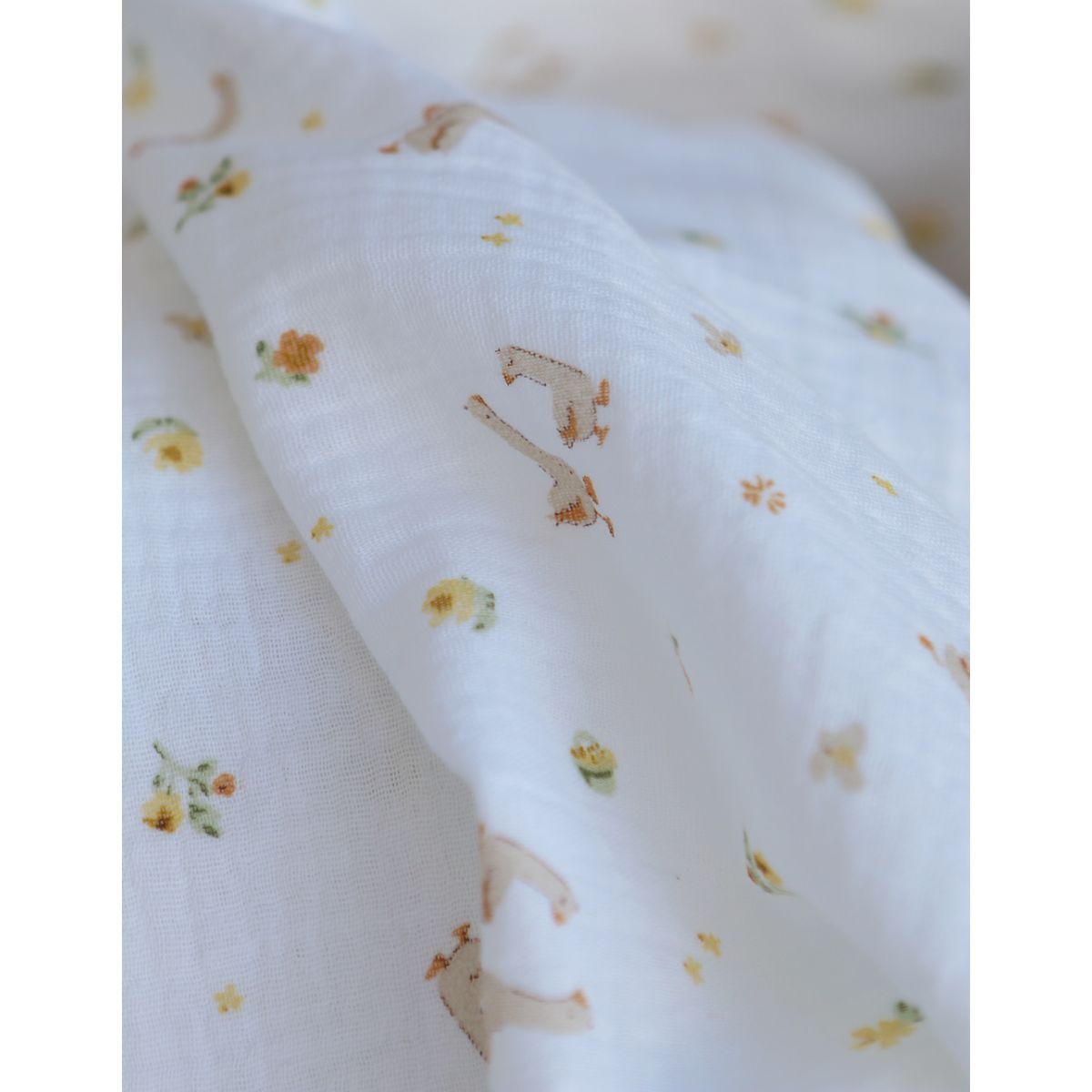 Octave - Double gaze de coton BIO blanc motif petites oies Octave - Double gaze de coton BIO blanc motif petites oies
