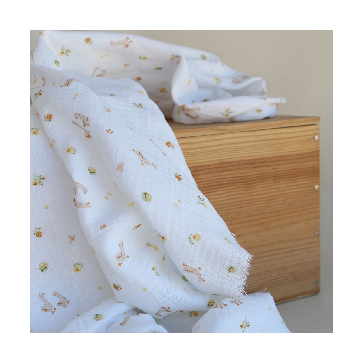 Octave - Double gaze de coton BIO blanc motif petites oies Octave - Double gaze de coton BIO blanc motif petites oies