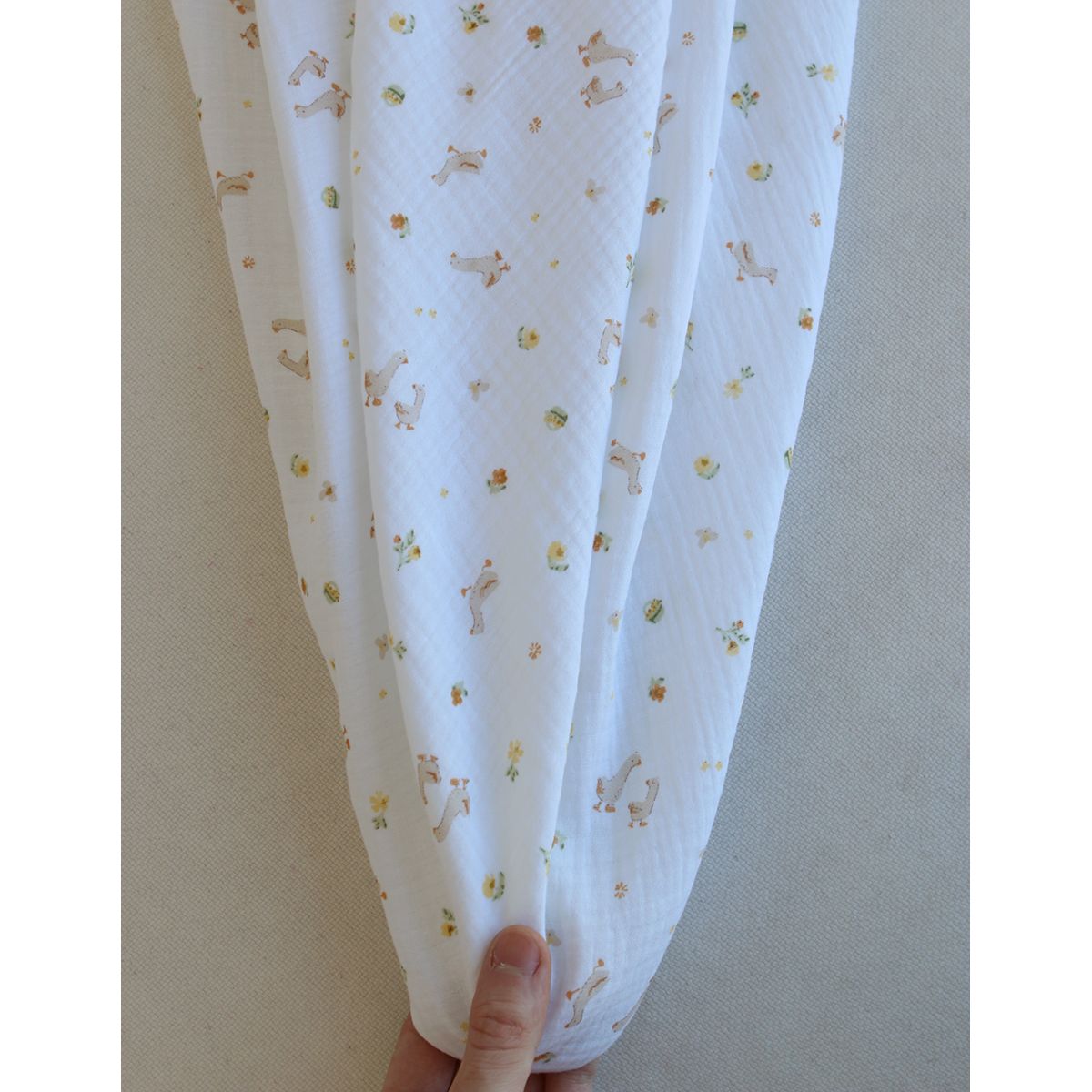 Octave - Double gaze de coton BIO blanc motif petites oies Octave - Double gaze de coton BIO blanc motif petites oies