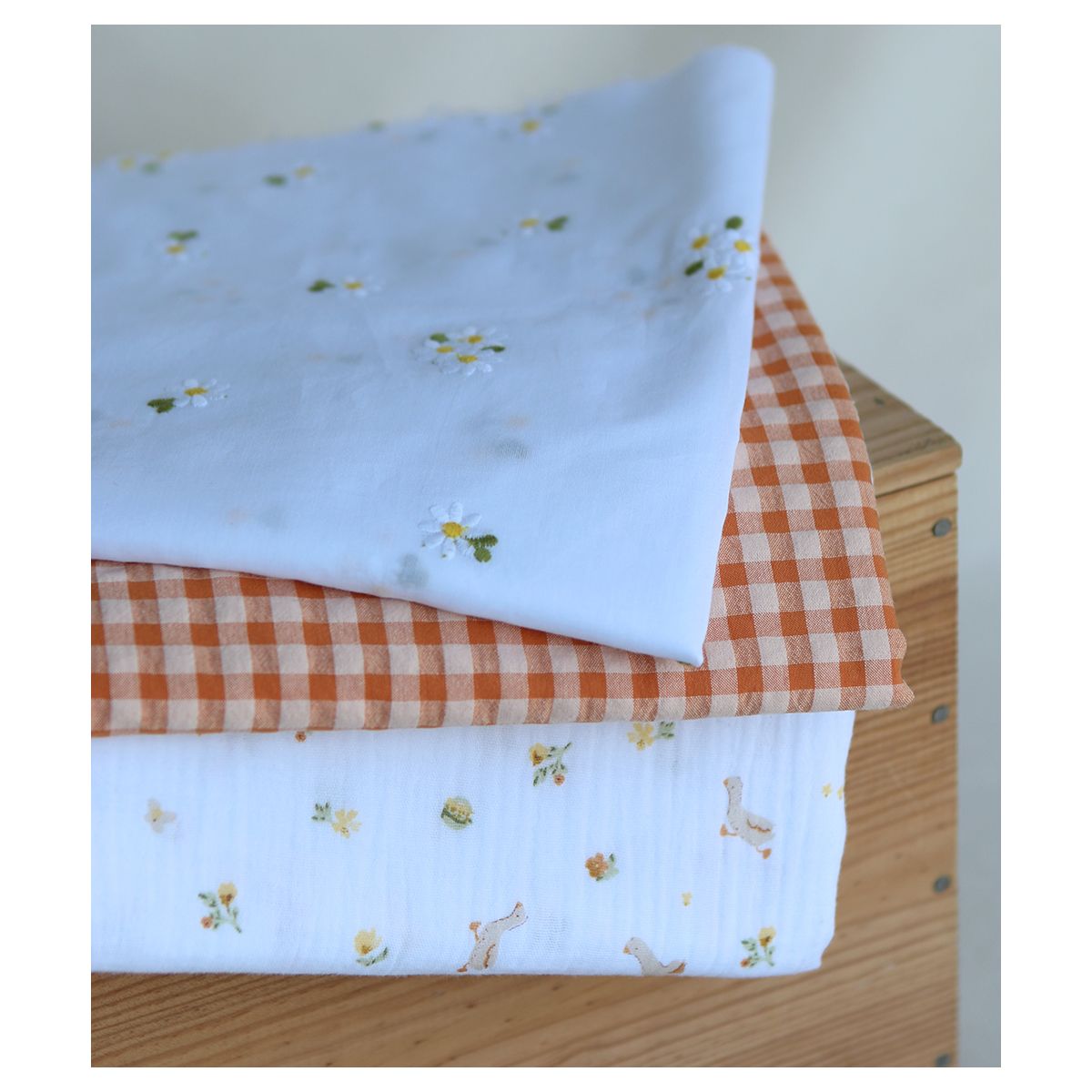Octave - Double gaze de coton BIO blanc motif petites oies Octave - Double gaze de coton BIO blanc motif petites oies