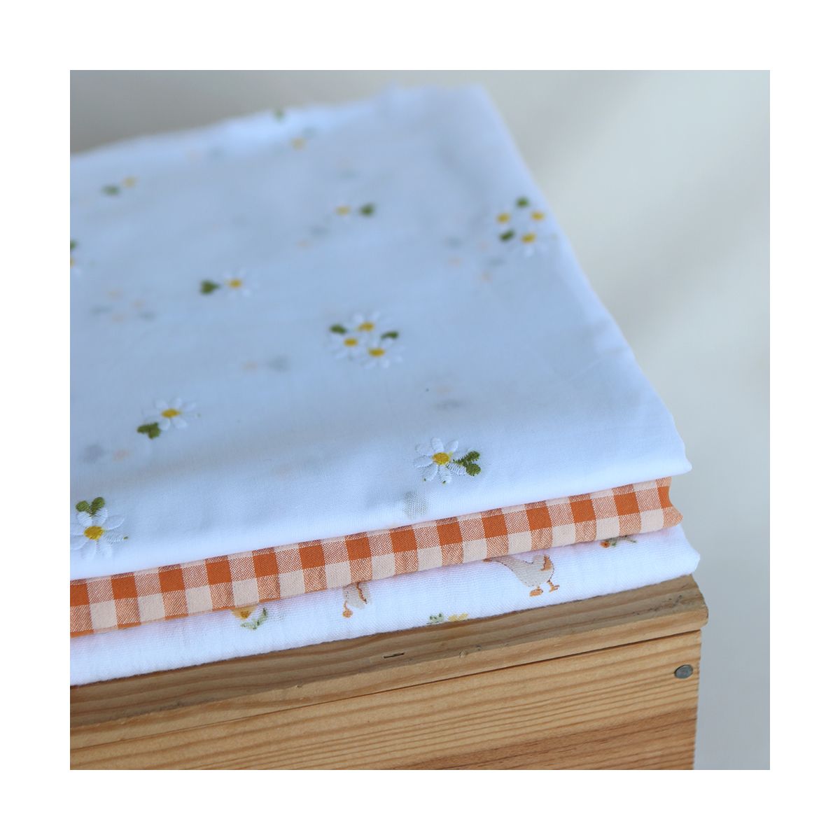 Octave - Double gaze de coton BIO blanc motif petites oies Octave - Double gaze de coton BIO blanc motif petites oies