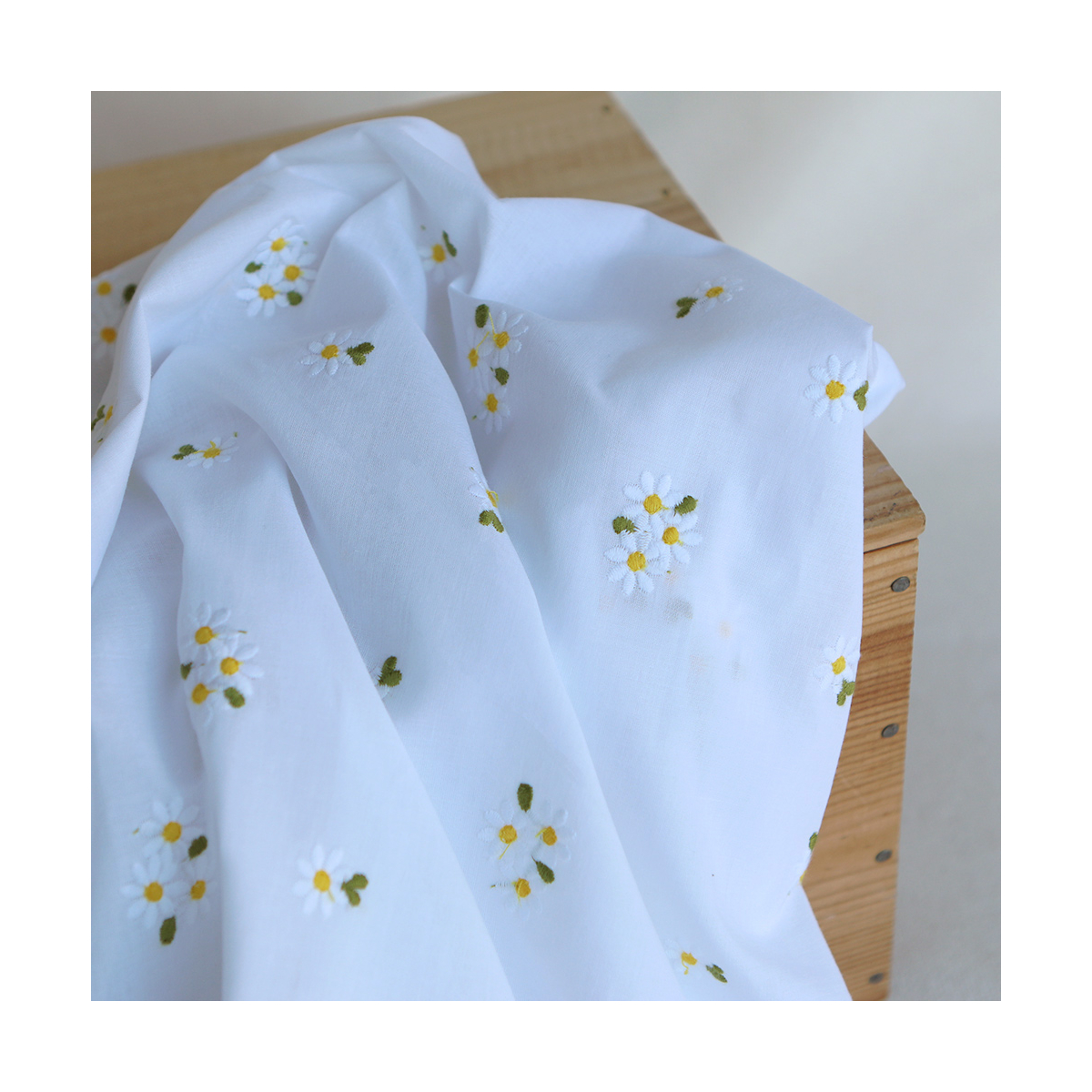 Daphné - Voile de coton blanc broderies marguerites Daphné - Voile de coton blanc broderies marguerites