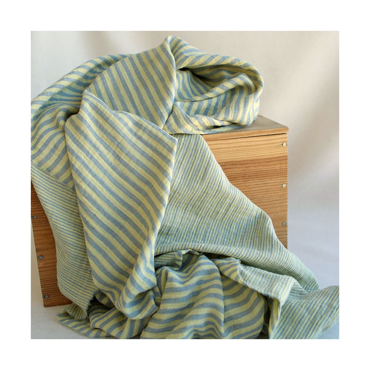 Double gaze de coton réversible rayures lemon et bleu baltique Double gaze de coton réversible rayures lemon et bleu baltique