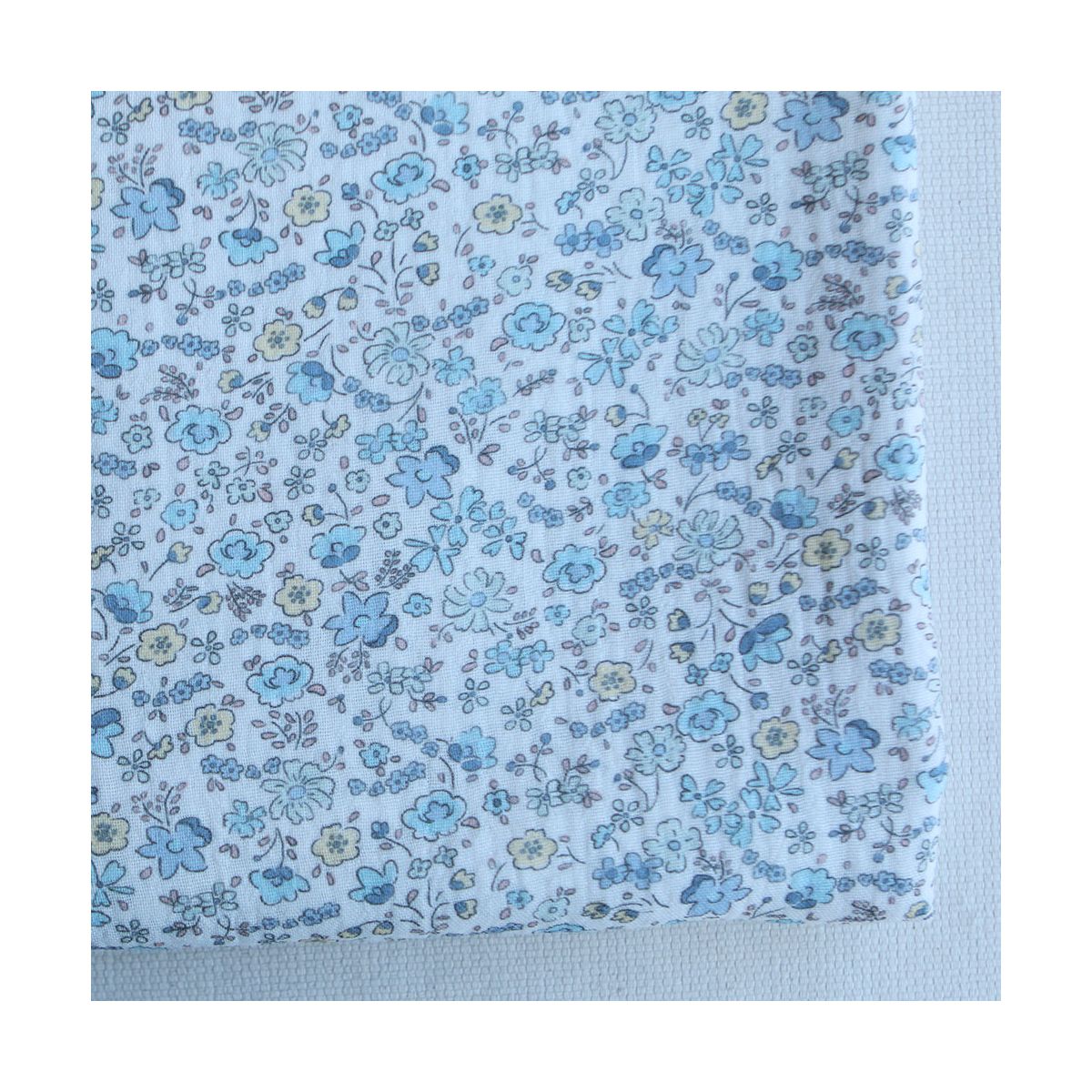 Albane - Double gaze de coton motif fleuri bleu ciel Albane - Double gaze de coton motif fleuri bleu ciel