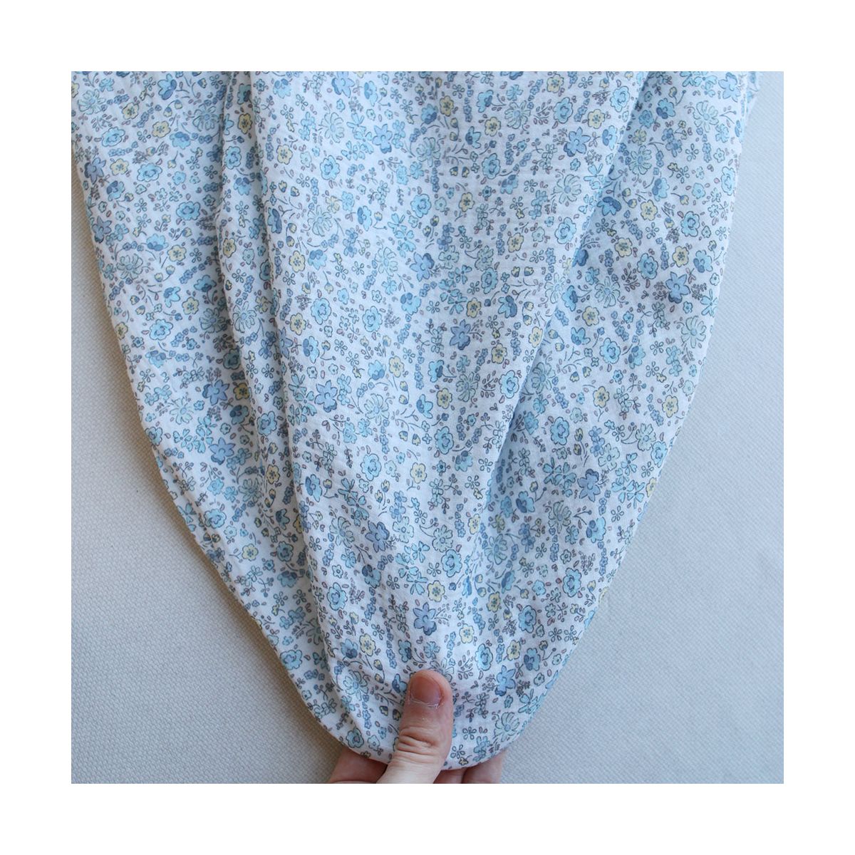 Albane - Double gaze de coton motif fleuri bleu ciel Albane - Double gaze de coton motif fleuri bleu ciel