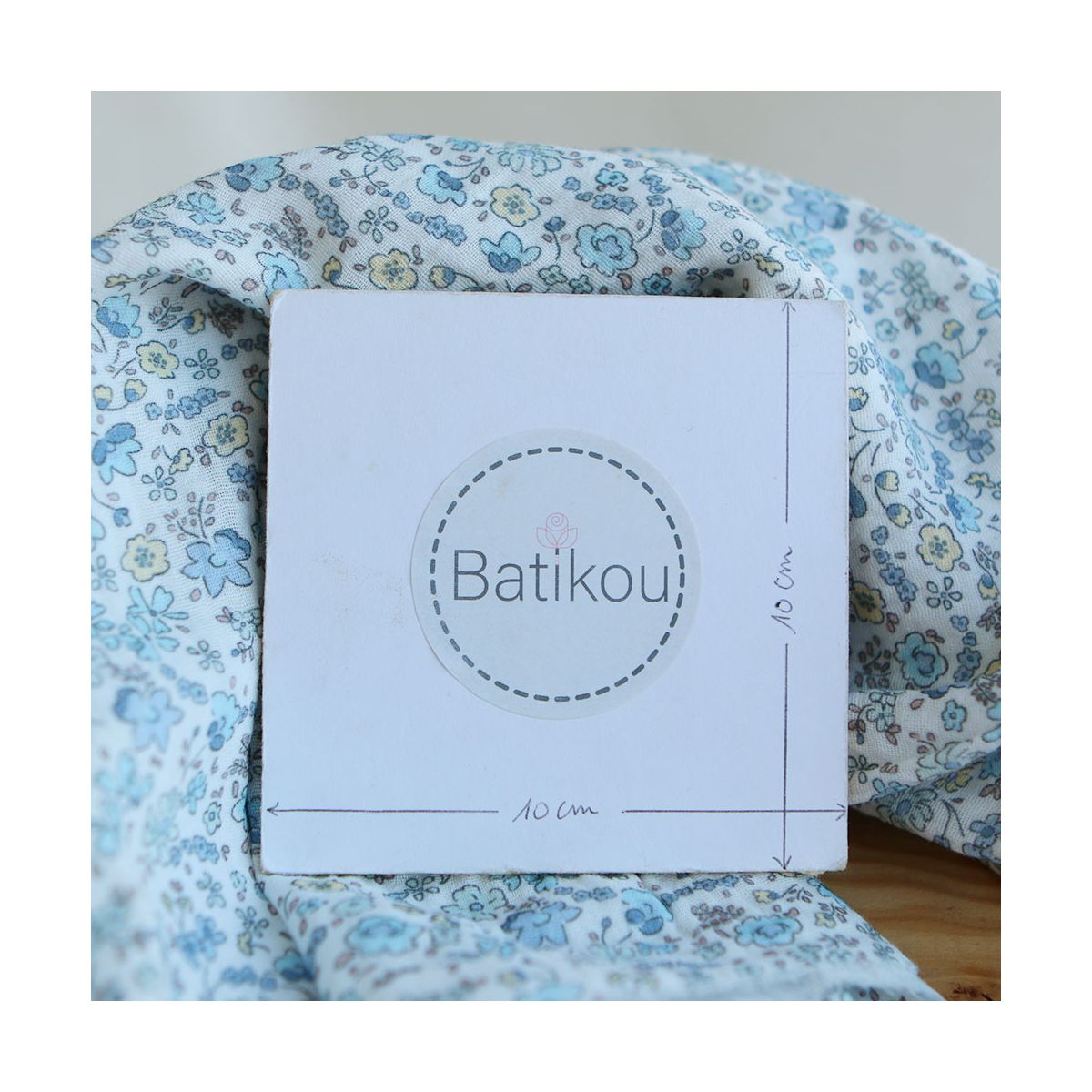 Albane - Double gaze de coton motif fleuri bleu ciel Albane - Double gaze de coton motif fleuri bleu ciel