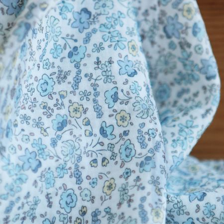 Albane - Double gaze de coton motif fleuri bleu ciel Albane - Double gaze de coton motif fleuri bleu ciel