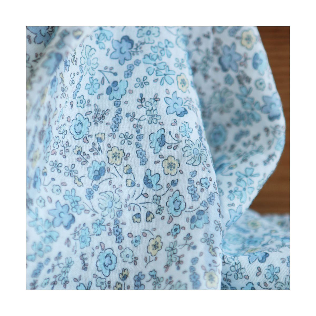 Albane - Double gaze de coton motif fleuri bleu ciel Albane - Double gaze de coton motif fleuri bleu ciel