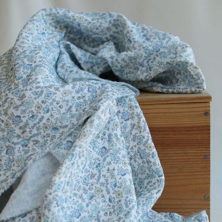 Albane - Double gaze de coton motif fleuri bleu ciel Albane - Double gaze de coton motif fleuri bleu ciel