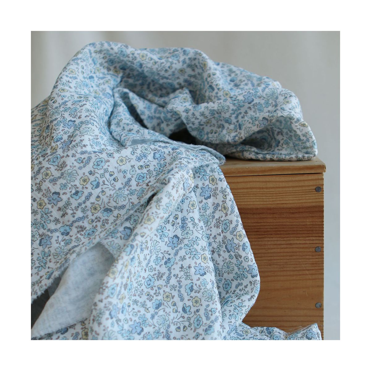 Albane - Double gaze de coton motif fleuri bleu ciel Albane - Double gaze de coton motif fleuri bleu ciel