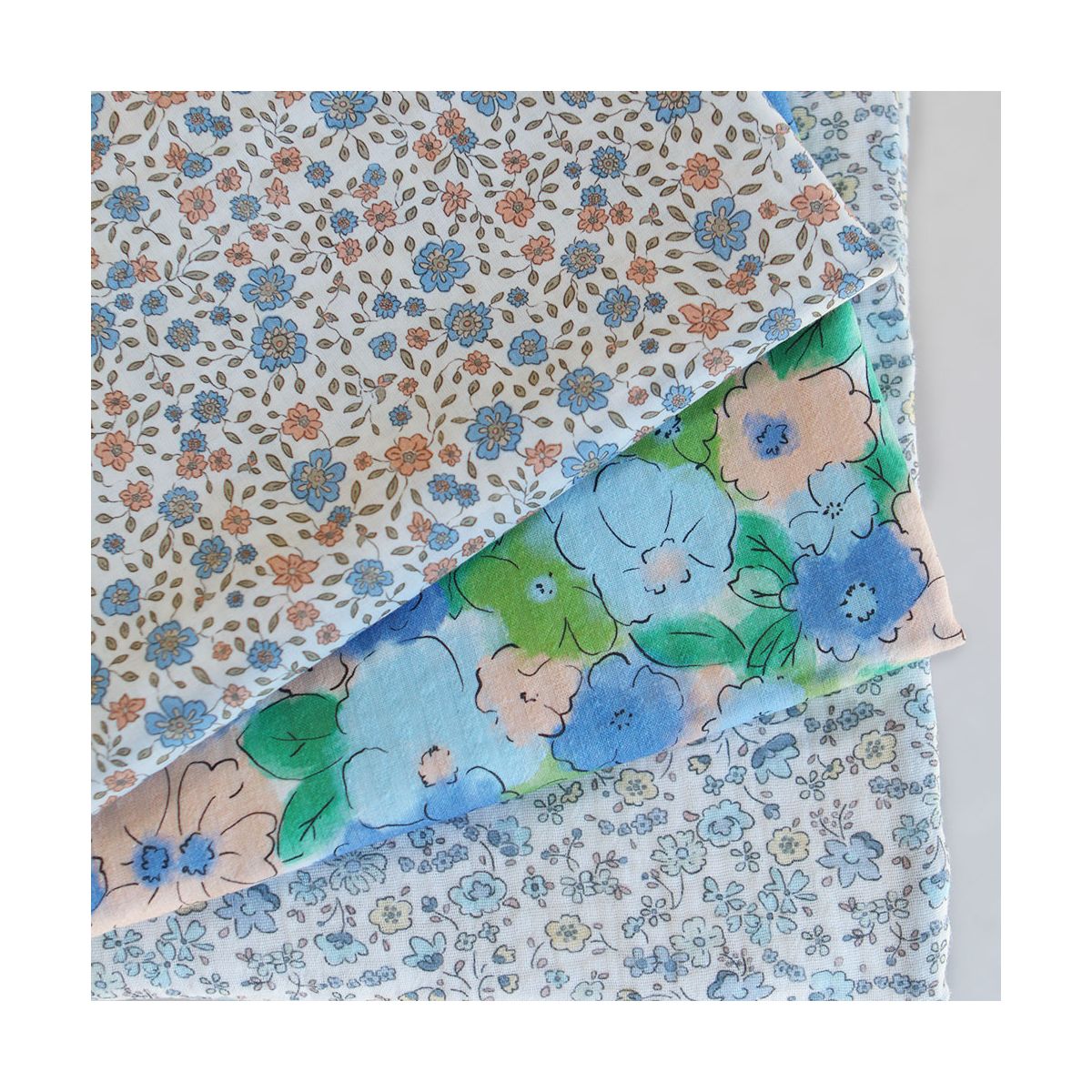Albane - Double gaze de coton motif fleuri bleu ciel Albane - Double gaze de coton motif fleuri bleu ciel