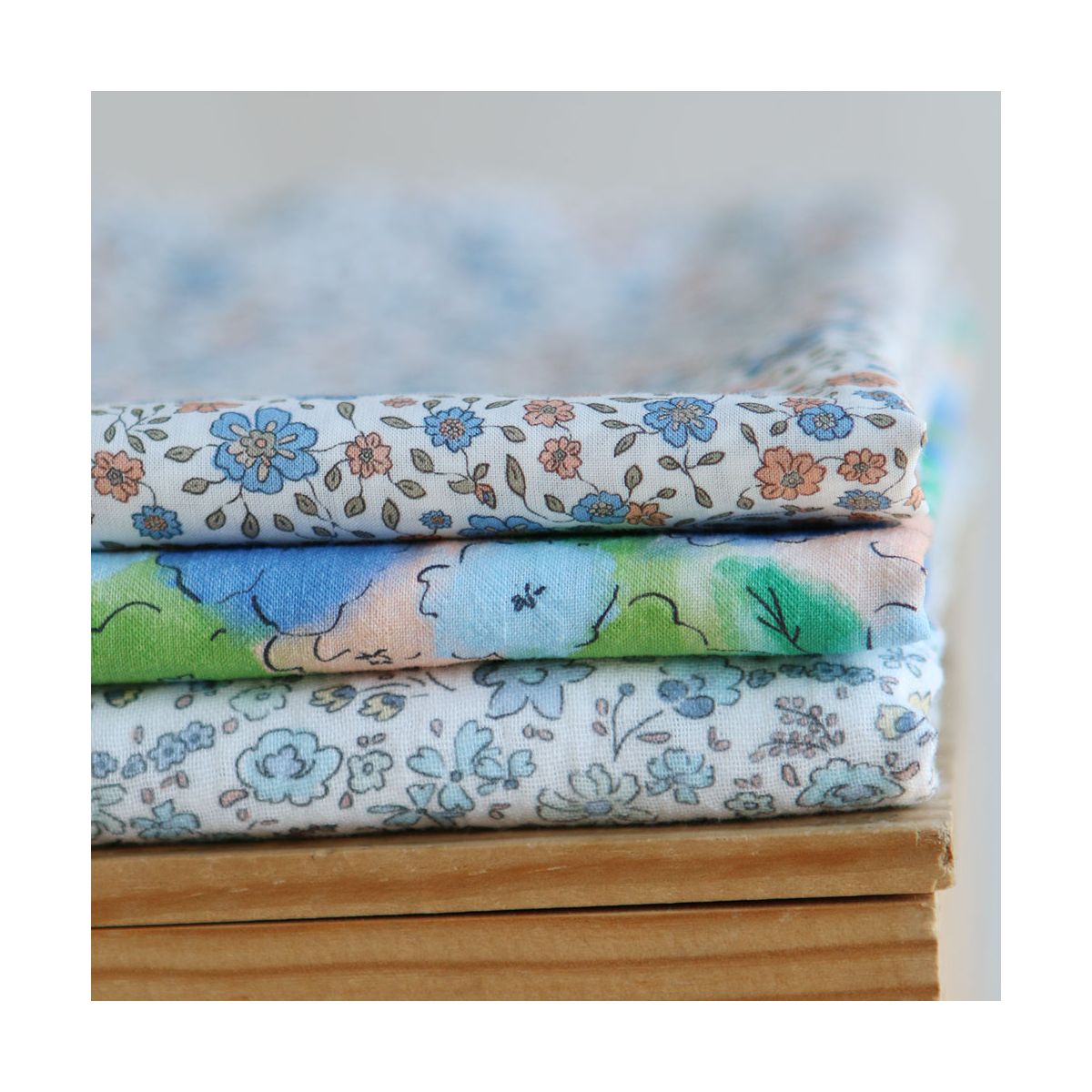 Albane - Double gaze de coton motif fleuri bleu ciel Albane - Double gaze de coton motif fleuri bleu ciel