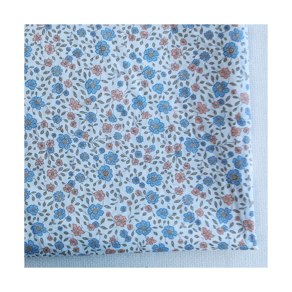 Lara - Batiste de coton SILKYNE à imprimé fleuri bleu Lara - Batiste de coton SILKYNE à imprimé fleuri bleu