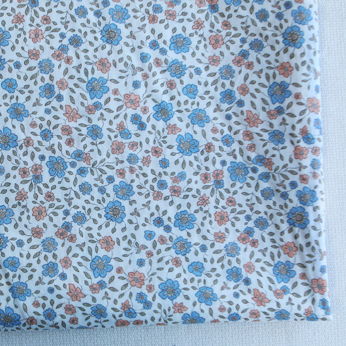 Lara - Batiste de coton SILKYNE à imprimé fleuri bleu