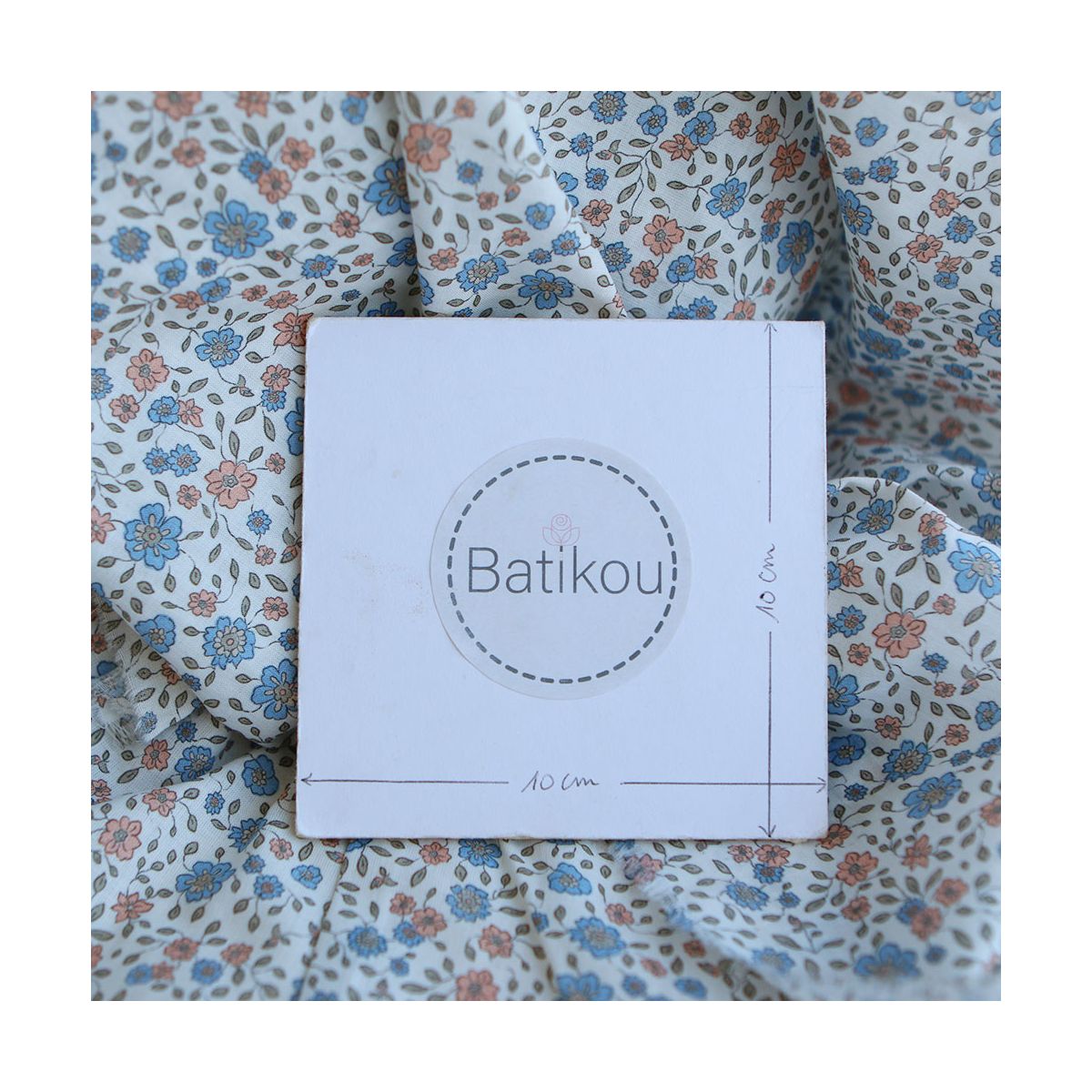Lara - Batiste de coton SILKYNE à imprimé fleuri bleu Lara - Batiste de coton SILKYNE à imprimé fleuri bleu